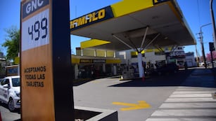 En algunas estaciones de servicio de la ciudad de Córdoba bajo el GNC a $499. (Pedro Castillo/ La Voz)