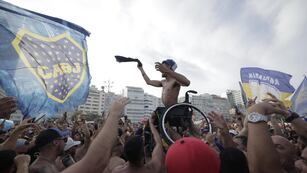 Hinchas de Boca coparon la playa de Copacabana. Foto: EFE
