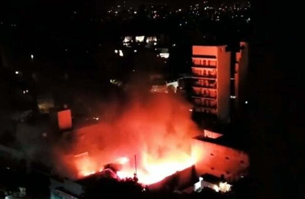 Incendio en un supermercado de Villa Urquiza: hubo explosiones