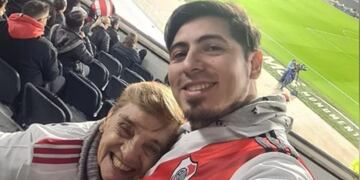 La abuela de Comodoro con su nieto en el Monumental.