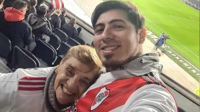 La abuela de Comodoro con su nieto en el Monumental.