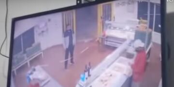 Imágenes del momento exacto en el que dos delincuentes roban en el local comercial.