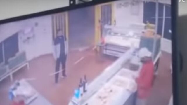 Imágenes del momento exacto en el que dos delincuentes roban en el local comercial.