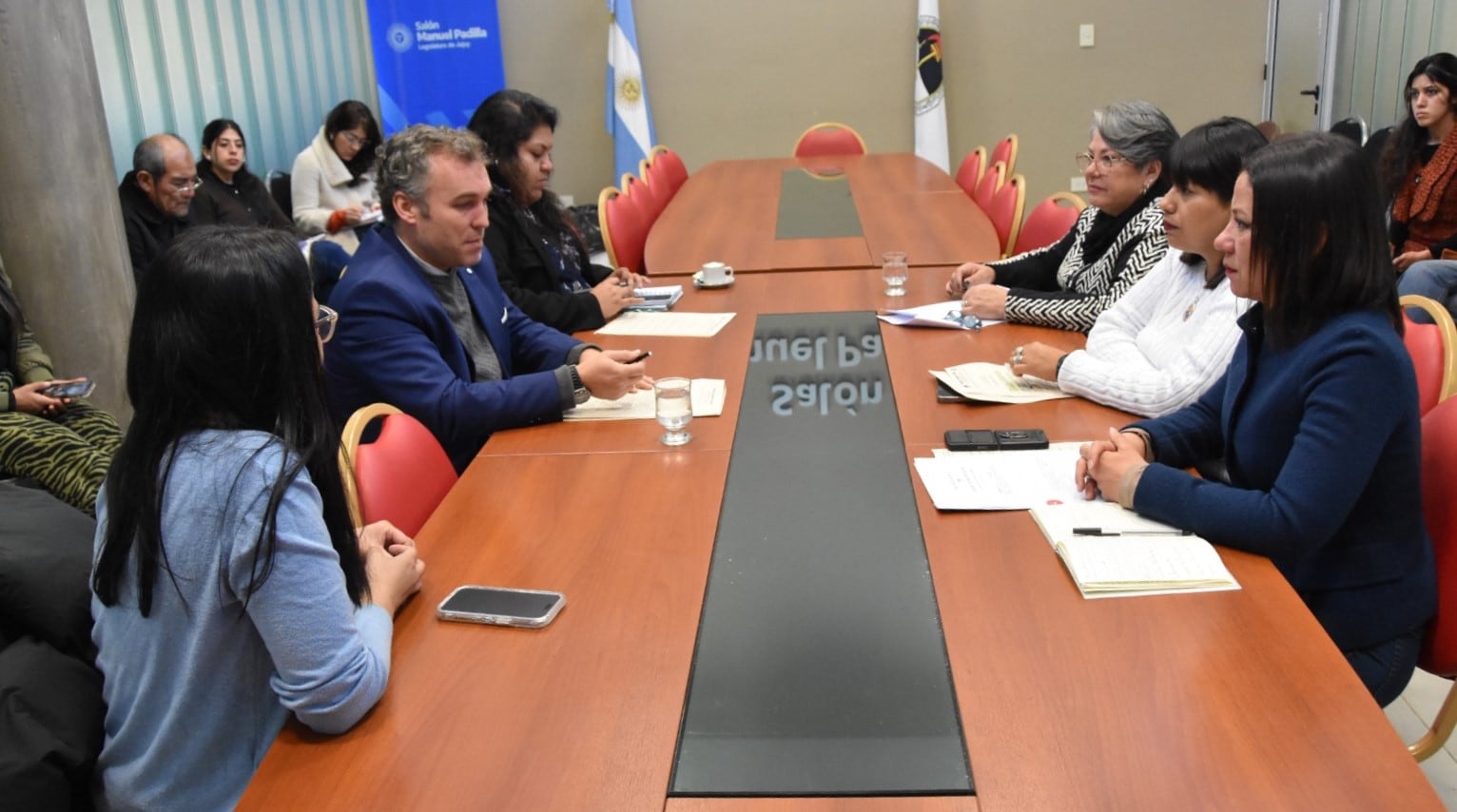 La Comisión de Asuntos Sociales de la Legislatura de Jujuy se reunió en el salón "Manuel Padilla" para analizar con el diputado Luciano Angelini diferentes aspectos de su proyecto sobre guardias veterinarias obligatorias.