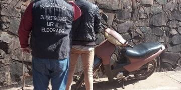Secuestran motocicleta robada y detienen a su conductor.