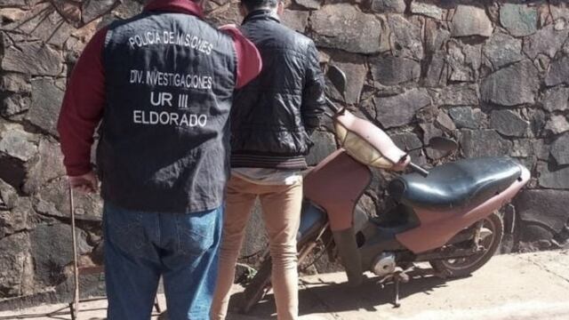 Secuestran motocicleta robada y detienen a su conductor.