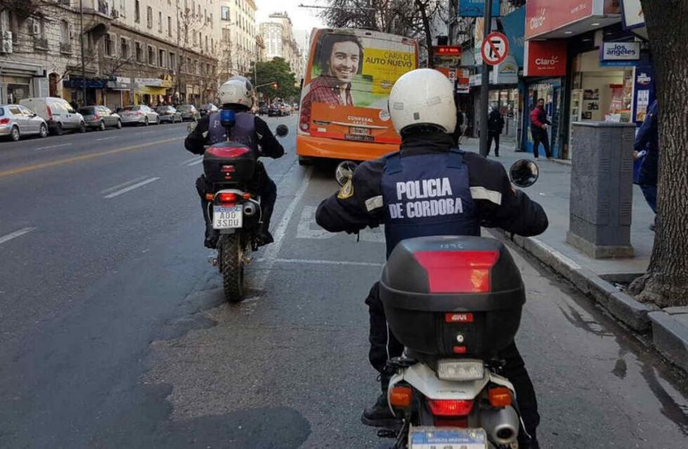 Cruz del Eje: se estaba ahogando pero dos policías salvaron su vida