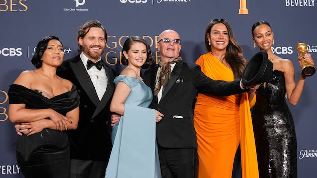 Adriana Paz, de izquierda a derecha, Édgar Ramírez, Selena Gomez, Jacques Audiard, Karla Sofía Gascón y Zoe Saldaña posan en la sala de prensa con el premio a la mejor película musical o de comedia por "Emilia Pérez" durante la 82ª edición de los Globos de Oro el domingo, 5 de enero de 2025, en el Beverly Hilton de Beverly Hills, California. (Foto AP/Chris Pizzello)