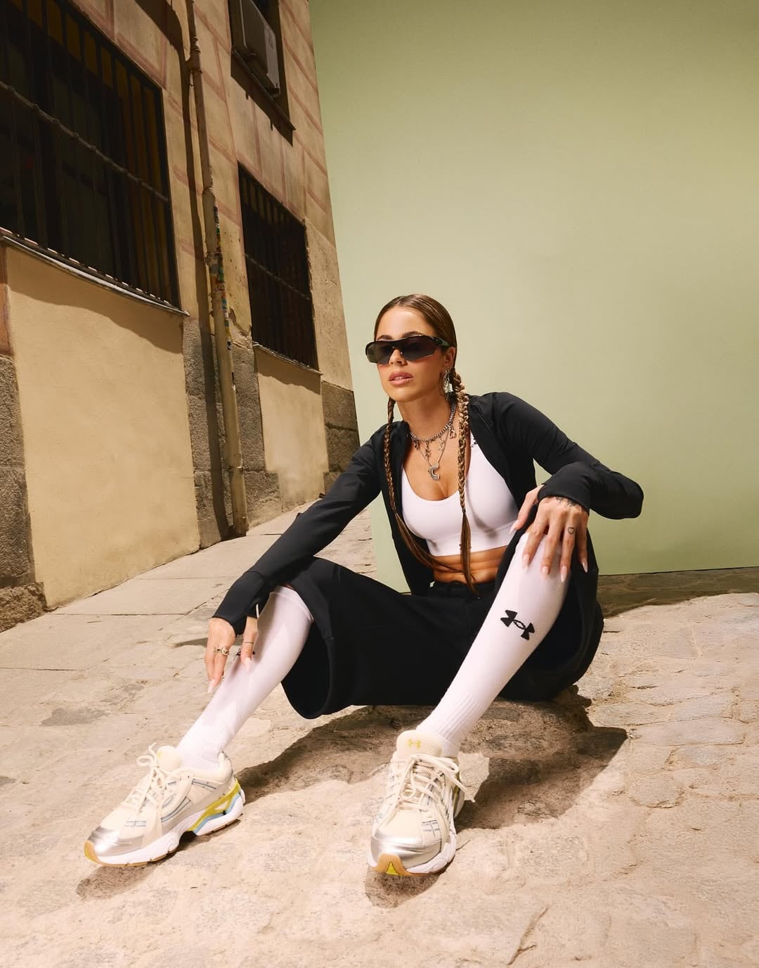 Top y pantalón urbano: Tini Stoessel deslumbró con un look deportivo y se consagró la reina de las tendencias