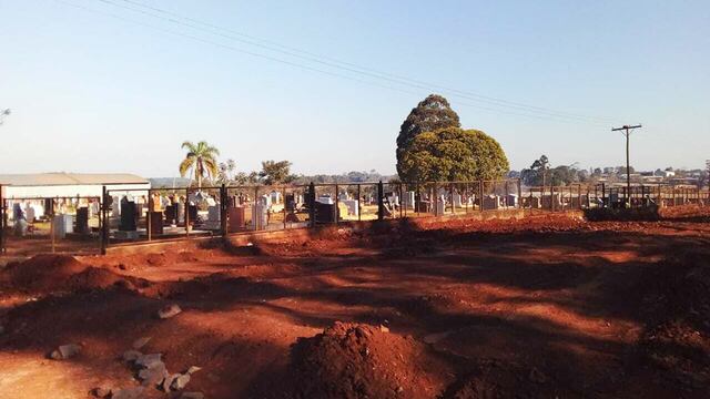 Clausuran una calle del Parque Industrial con el objetivo de realizar una ampliación del cementerio local.