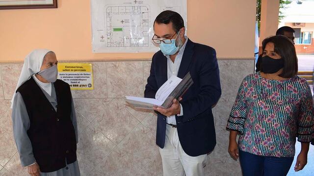 El presidente del Concejo Deliberante, Lisandro Aguiar, y la concejal María Galán, en el homenaje al Colegio "Antonio María Gianelli".