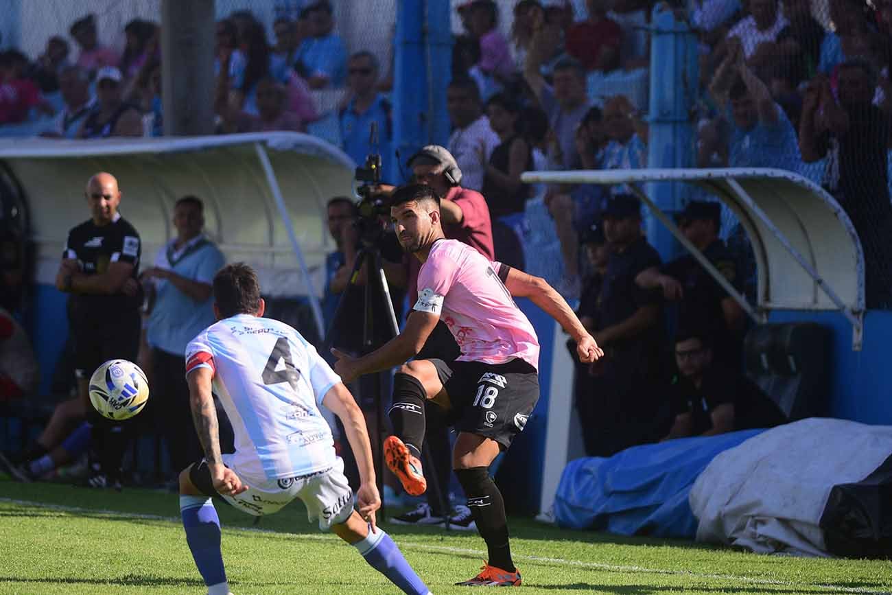 Racing de Nueva Italia  recibe a Gimnasia y Tiro de Salta por la fecha 34 del torneo en el estadio Miguel Sancho.  (José Gabriel Hernánez / La Voz)