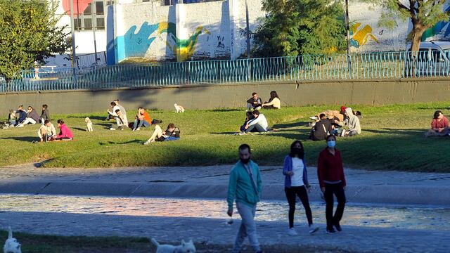 Mucha gente aprovechó el buen clima y paseó por la costanera. (Javier Ferreyra/ La Voz)
