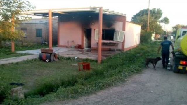La vivienda del supuesto autor del crimen fue incendiada por los familiares de la víctima.