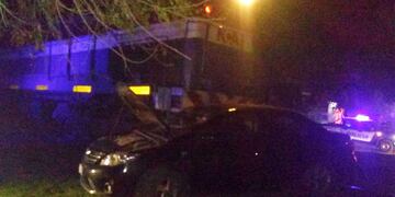 Tren arrolla a un auto en Villa María.
