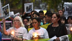 Familiares y amigos de Lázaro en la plaza Jerónimo del Barco.