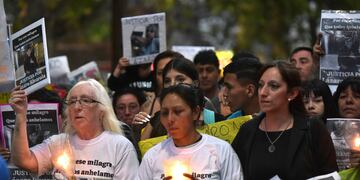 Familiares y amigos de Lázaro en la plaza Jerónimo del Barco.