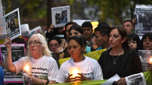 Familiares y amigos de Lázaro en la plaza Jerónimo del Barco.