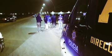 La policía fue a inspeccionar el cuerpo cerca de la medianoche sobre la Avenida Raúl Alfonsín.