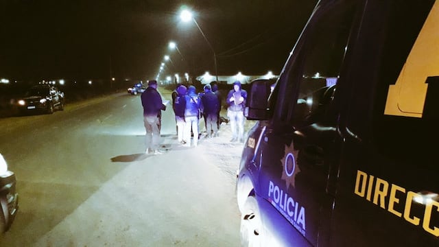 La policía fue a inspeccionar el cuerpo cerca de la medianoche sobre la Avenida Raúl Alfonsín.