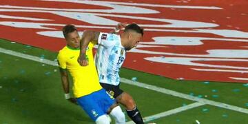 El codazo a Raphinha que no fue ni amarilla (Captura de TV)