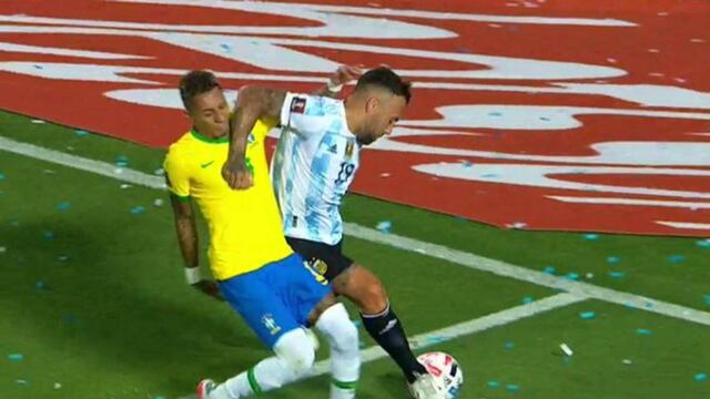 El codazo a Raphinha que no fue ni amarilla (Captura de TV)