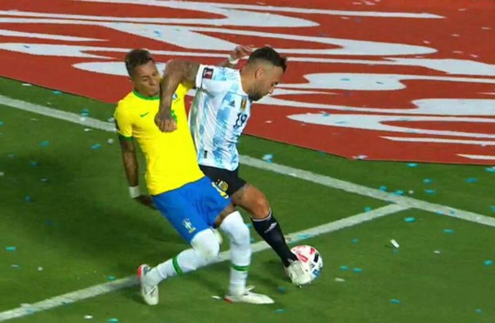 Suspendieron al árbitro de Argentina-Brasil: los audios del VAR sobre el codazo de Nicolás Otamendi
