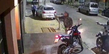 El momento exacto en el que el subcomisario es abordado por los delincuentes. Twitter @InfodigNews