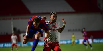 De un forcejeo de Batallini con Braida vino el penal con el que Instituto pierde ante San Lorenzo (Javier Ferreyra / La Voz).