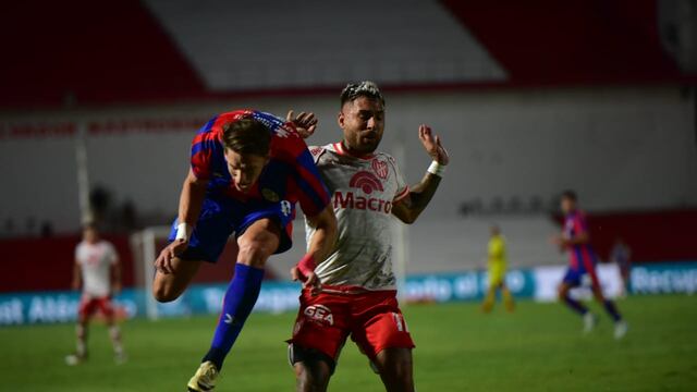 De un forcejeo de Batallini con Braida vino el penal con el que Instituto pierde ante San Lorenzo (Javier Ferreyra / La Voz).