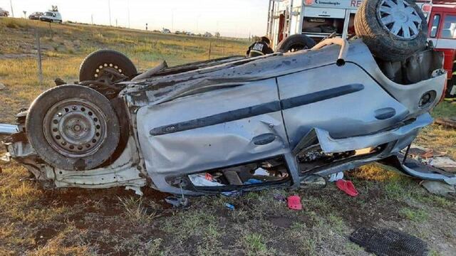 Una mujer de 43 años murió al volcar el Renault Clío en el que manejaba. Sus tres acompañantes fueron hospitalizados.
