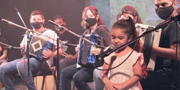 La niña recitó coplas chamameceras.