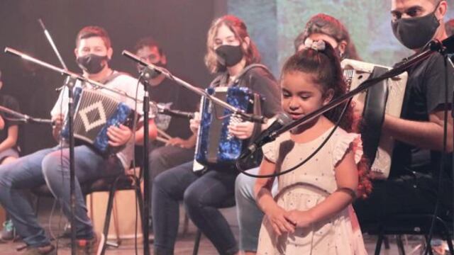 La niña recitó coplas chamameceras.