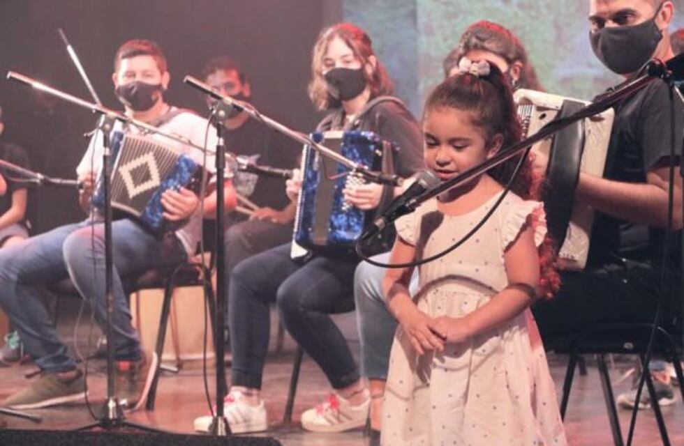 Eva, la niña de 3 años que brilló recitando unas coplas sobre Puerto Tirol
