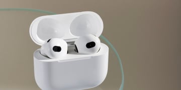 El truco efectivo para limpiar tus auriculares inalámbricos sin dañarlos.