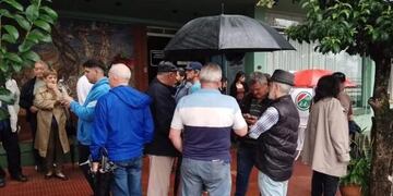 Protesta de socios de la CELO en Oberá por interrupciones de agua y luz.