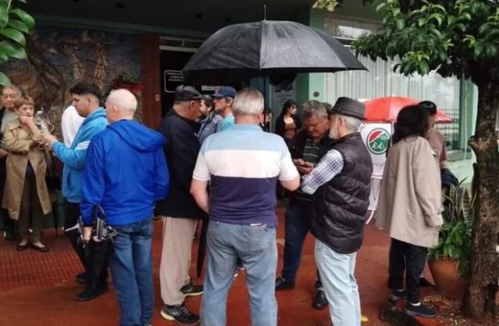 Protesta de socios de la CELO en Oberá por interrupciones de agua y luz
