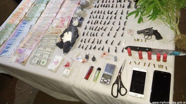 Efectivos policiales incautaron más de 1200 dosis de drogas, plantas de marihuana, armas de fuego y dinero en efectivo tanto en pesos como en dólares. (Foto: Ministerio Público Fiscal).