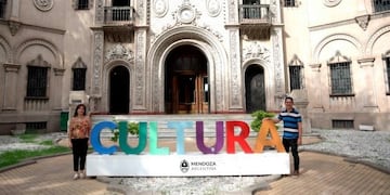 Un matrimonio de diseñadores mendocinos ganó el concurso para ñla gráfica que promocionará la Fiesta de la Vendimia 2022.