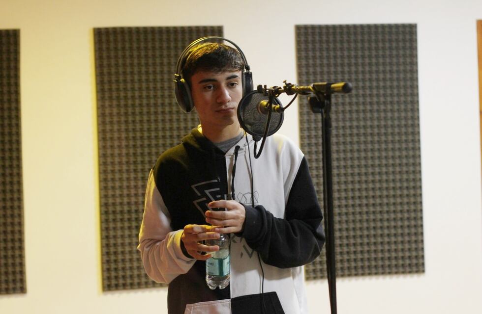 Artistas locales en el estudio de grabación del Centro Cultural La Estación