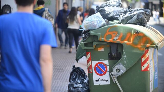 Así se roban las cadenas de los contenedores de basura en Córdoba.