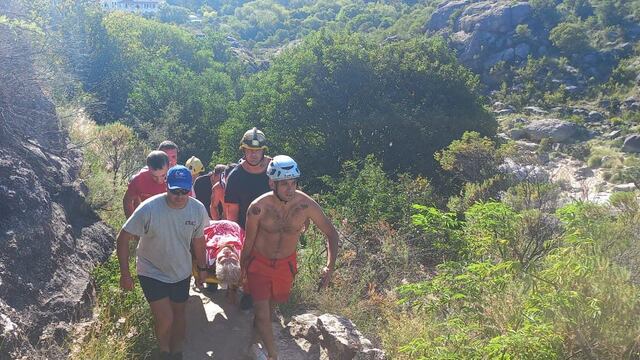 El hombre de 63 años quedó atrapado en una caverna del sector de la cascada.