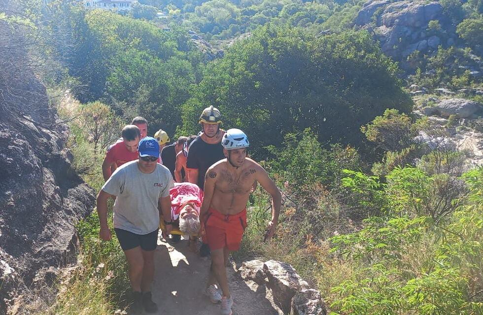 Mina Clavero: rescataron a un turista que quedó atrapado dentro de la cueva de una cascada