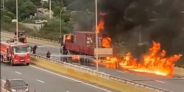 La cabina de un camión fue consumida por las llamas cuando el fuego estalló mientras transitaba por el puente Paraguay, en San Salvador de Jujuy.