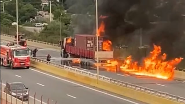 La cabina de un camión fue consumida por las llamas cuando el fuego estalló mientras transitaba por el puente Paraguay, en San Salvador de Jujuy.