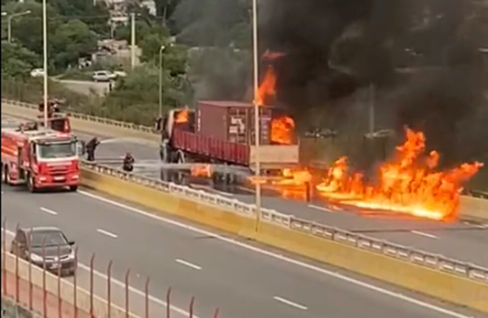 Investigan las causas del incendio y explosión de un camión en Jujuy