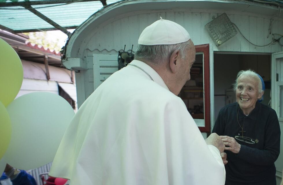 Quién es la monja y mejor amiga del Papa Francisco que rompió el protocolo para despedirlo