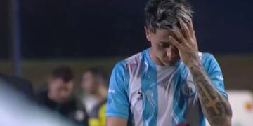La insólita situación en el ascenso argentino: orinó el campo de juego y se fue expulsado.