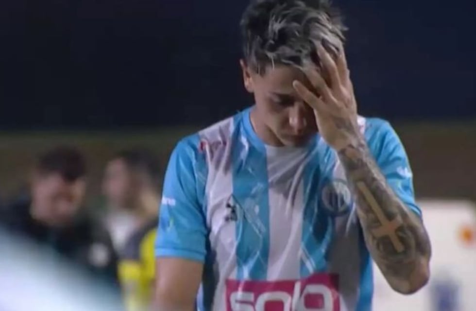 Orinó en el campo de juego, se fue expulsado y estallaron las redes: la insólita situación que vivió en el fútbol del ascenso
