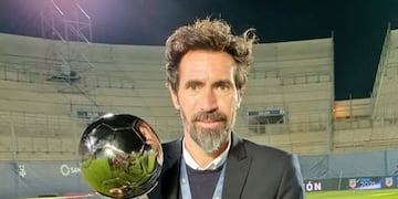 Eduardo Domínguez con la Copa de la Liga Profesional